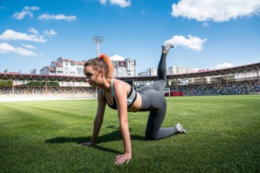 Kadın sporcu spor yoga ya da pilates egzersizi yapıyor. Yoğunluk stadyumu, aktif yaşam tarzı.