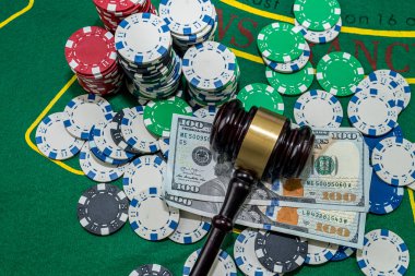 Hakimin tokmağı yeşil masada poker fişi oynamanın yanında duruyor. Yeraltı kumarhanesinin sorumluluğu. Yasadışı kumar. izole