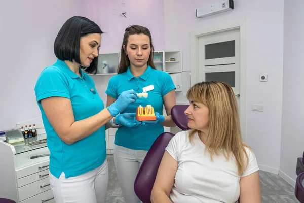 Dentista Mujer Feliz Con Asistente Una Paciente Consultorio Clínica Dental —  Fotos de Stock