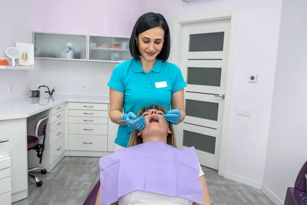 Woman Dentist Her Assistant Special Clothes Examine Teeth Woman Who — Stok fotoğraf