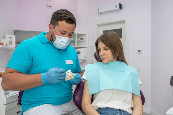 Paciente Vino Para Una Consulta Con Joven Dentista Atractivo Concepto —  Fotos de Stock