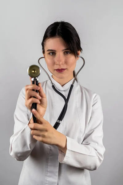 Eine Gut Gelaunte Krankenschwester Signiert Dokumente Auf Einem Klemmbrett Während — Stockfoto