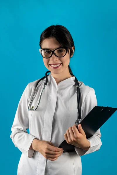 Piękne Utalentowane Młoda Kobieta Lekarz Sukni Tabletki Stetoskop Izolowane Określonym — Zdjęcie stockowe