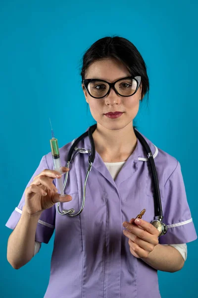 Junge Ärztin Mit Spritze Posiert Isoliert Auf Farbigem Studiohintergrund Für — Stockfoto