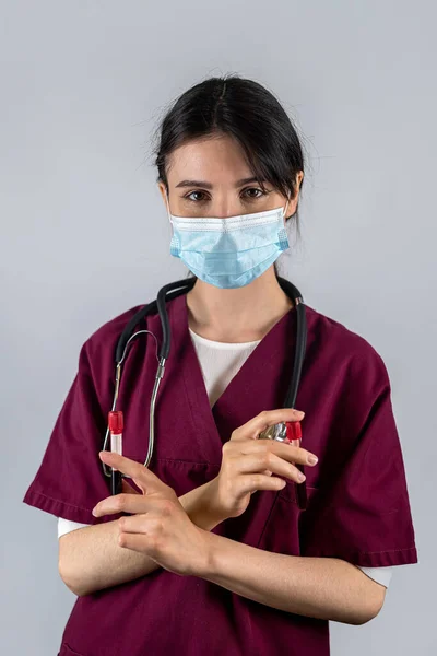Isolierte Ärztin Mit Medizinischer Maske Und Blauen Handschuhen Reagenzglas Mit — Stockfoto