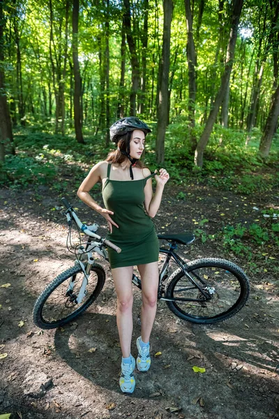 Fitness Lány Viselni Zöld Ruhát Lovagol Egy Modern Mountain Bike — Stock Fotó