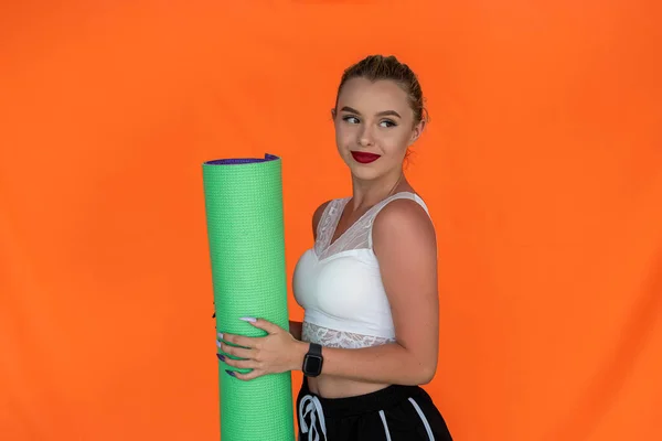 Sporty Woman Goes Yoga Class Holding Fitness Mat Class Plain — Fotografia de Stock