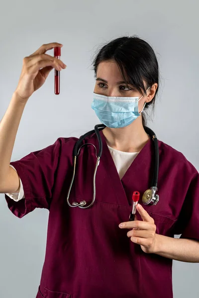 Pielęgniarka Mundurze Masce Trzyma Próbkę Krwi Dla Koronawirusa Analizy Izolowanej — Zdjęcie stockowe