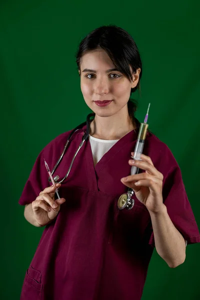 Lekarz Lub Pielęgniarka Trzymający Strzykawkę Szczepionką Przeciw Grypie Wstrzykiwania Osób — Zdjęcie stockowe