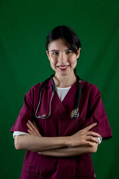 Lekarz Stażystka Stoi Zielonym Tle Mundurze Medycznym Koncepcja Medycyny Stetoskop — Zdjęcie stockowe