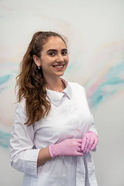 Retrato Uma Jovem Médica Uma Máscara Médica Olhando Para Câmera — Fotografia de Stock