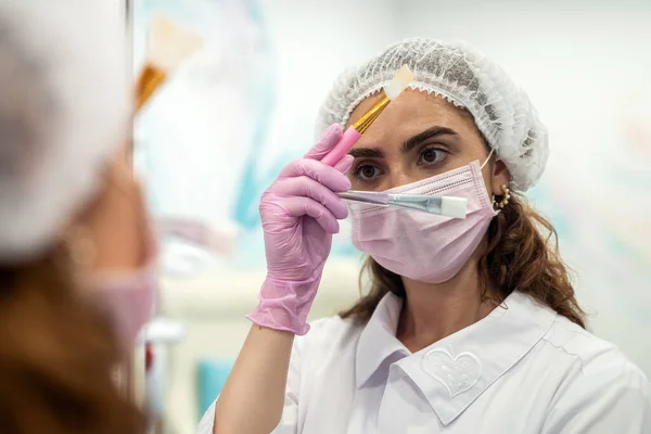 Professionell Kosmetolog Kvinna Visar Ben För Att Tillämpa Alginatmask Begreppet — Stockfoto