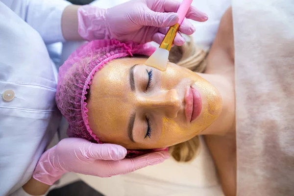 Estetista Applica Una Maschera Oro Fatta Corteccia Quercia Medicinale Viso — Foto Stock