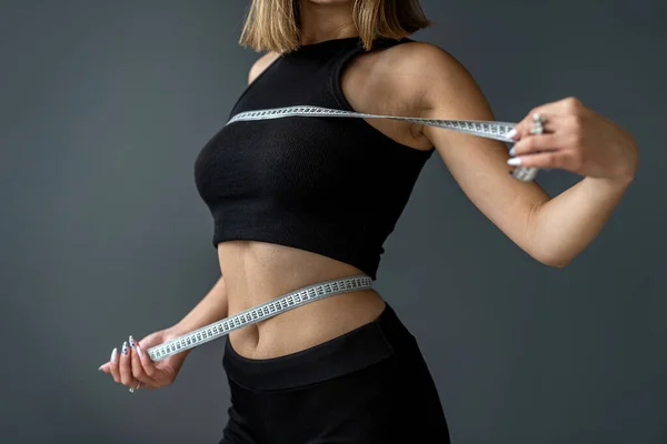 Närbild Stående Fitness Kvinna Som Mäter Sin Midja Med Ett — Stockfoto