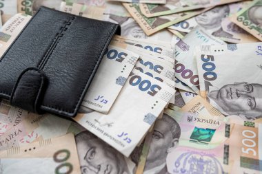 Cüzdanında 500 Hryvnia banknotu var. Ukrayna para birimi. UAH