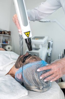 Güzellik uzmanı ya da cildiyeci müşterinin yüzüne beyaz bir maske takar. Güzel bir kadın güzellik salonunda yalan söyler ve dinlenir. Kırışıklık önleyici kozmetik prosedürler yüzü nemlendirir..