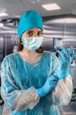 Ameliyathanede özel bir üniformayla kadın doktor hastaya ilaç enjekte ediyor. Cerrahi kavramları. Ameliyathane tıbbı Doktor