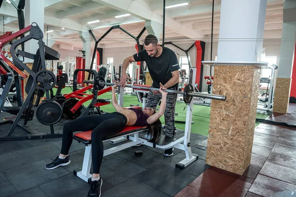 Persoonlijke Mannelijke Trainer Werken Met Jonge Slanke Vrouw Client Sportschool — Stockfoto