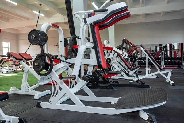 Hermoso Gimnasio Nuevo Aspecto Con Mancuernas Simuladores Mancuernas Para Deportistas —  Fotos de Stock