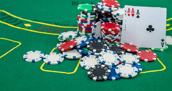 Cartões Poker Fichas Jogo Fundo Verde São Colocados Mesa Conceito — Fotografia de Stock