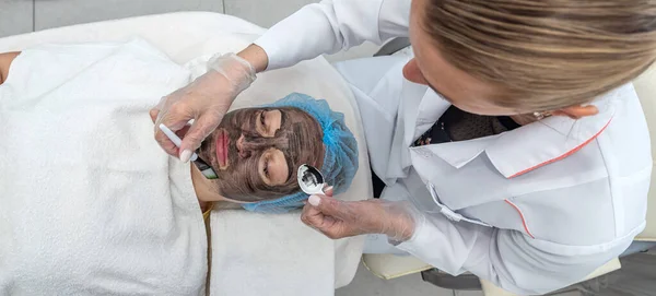 Tatmin Olmuş Genç Bir Kadın Güzellik Salonunda Kaplıcada Profesyonel Bir — Stok fotoğraf