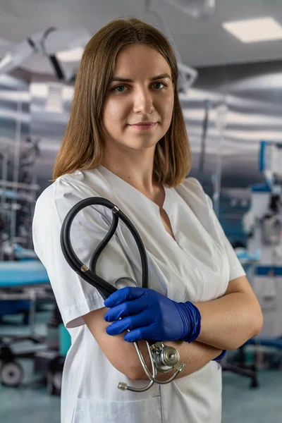 Portret Pielęgniarki Białym Mundurze Stetoskop Sali Operacyjnej Szpitalu Koncepcja Medyczna — Zdjęcie stockowe