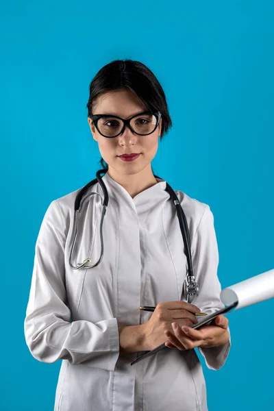 Portret Atrakcyjnej Młodej Pielęgniarki Białym Płaszczu Tabletką Stetoskopem Rękach Koncepcja — Zdjęcie stockowe