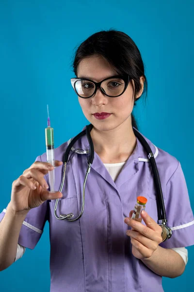 Młoda Kobieta Lekarz Lub Pielęgniarka Białym Mundurze Medycznym Rękawiczki Strzykawką — Zdjęcie stockowe