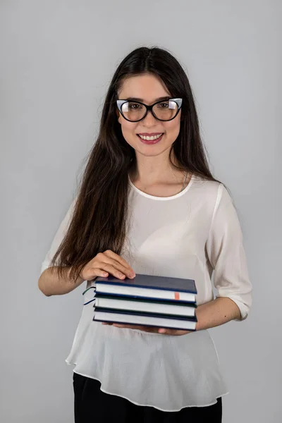 Foto Uma Professora Encantadora Segurando Livro Usando Óculos Uma Camisa — Fotografia de Stock