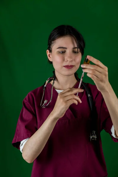 Lekarz Lub Pielęgniarka Trzymający Strzykawkę Szczepionką Przeciw Grypie Wstrzykiwania Osób — Zdjęcie stockowe