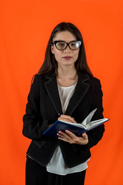 Foto Uma Professora Encantadora Segurando Livro Usando Óculos Uma Camisa — Fotografia de Stock