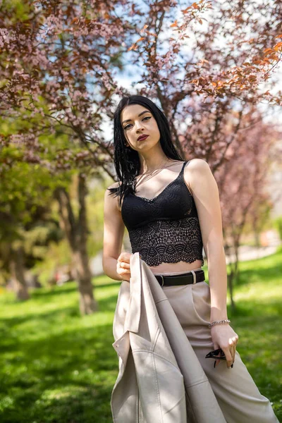 Fashion Pretty Girl Posing Blooming Tree Branches Spring Lifestyle — Fotografia de Stock