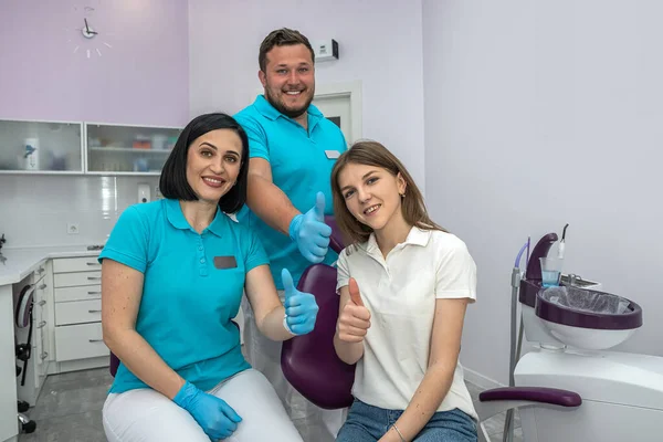 Team Dentists Patient Happily Showing Thumbs Concept Happy Dentists — Stock Photo, Image