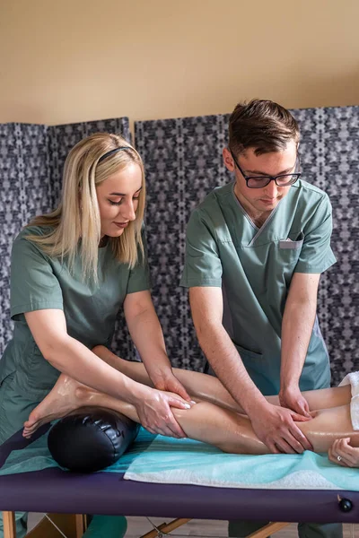 Kvinnlig Klient Njuter Avkopplande Fotmassage Spasalong Kroppsvård Hudvård Massera Fyra — Stockfoto