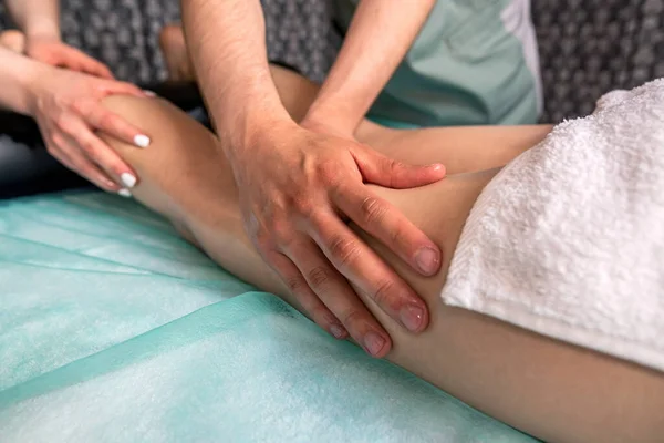 Två Massageterapeuter Kvinna Och Man Ger Dubbel Fot Och Ben — Stockfoto