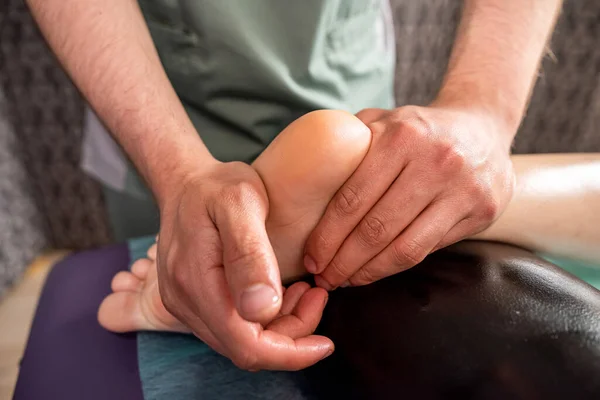 Fyra Händer Massörer Gör Celluliter Massage För Ung Kvinna Vårdcentral — Stockfoto