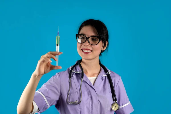 Zdjęcie Wesołego Pozytywnego Lekarza Noszącego Białą Sierść Trzymającą Strzykawkę Uśmiechającą — Zdjęcie stockowe