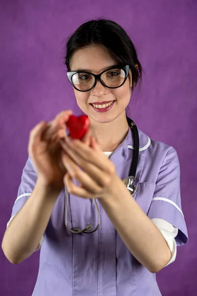 Eine Ärztin Blauer Uniform Mit Maske Hält Operationssaal Mit Ihren — Stockfoto