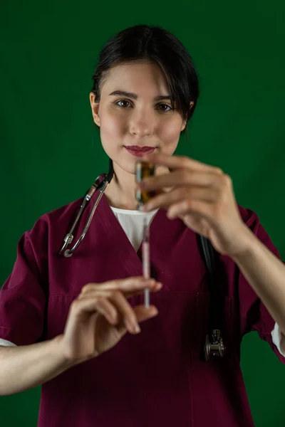 Krankenschwester Schutzanzügen Mit Impfstoff Und Spritze Isoliert Hintergrund Eine Ärztin — Stockfoto