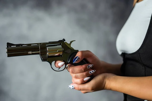Arka Planda Izole Edilmiş Silah Tutan Bir Kadının Stüdyo Fotoğrafı — Stok fotoğraf