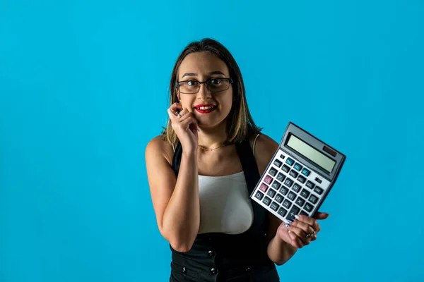Foto Ceo Uma Jovem Morena Segurando Uma Calculadora Gritando Usando — Fotografia de Stock