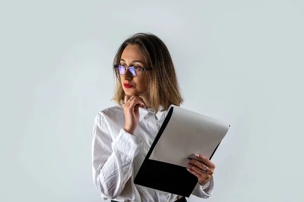 Mulher Negócios Sorrindo Segurando Documento Área Transferência Isolado Fundo Branco — Fotografia de Stock