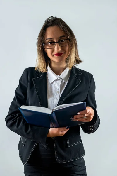 Bela Jovem Sorridente Professora Segurando Papéis Livros Mão Isolados Retrato — Fotografia de Stock