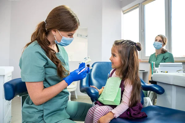Dentista Bambini Mostra Sulla Mascella Artificiale Come Lavarsi Denti Piccola — Foto Stock