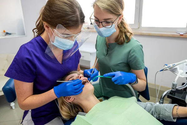Dentista Feminina Com Ajuda Assistente Realiza Exame Profissional Cavidade Oral — Fotografia de Stock