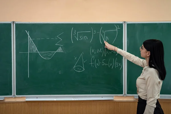 Junge Hübsche Lehrerin Die Klassenzimmer Einer Tafel Mathematische Gleichungen Vervollständigt — Stockfoto