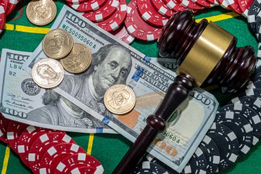 Poker fişleri ve kartlarıyla Yargıç Tokmak poker oynamak için hazırlandı. Yasadışı oyunlar konsepti. poker. Zenginler için bir oyun