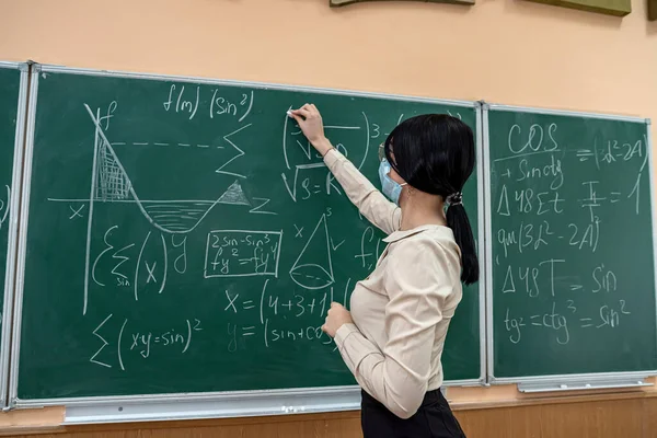 Vrouwelijke Leraar Beschermende Masker Buurt Groen Schoolbord Onderwijs Wiskunde Klas — Stockfoto
