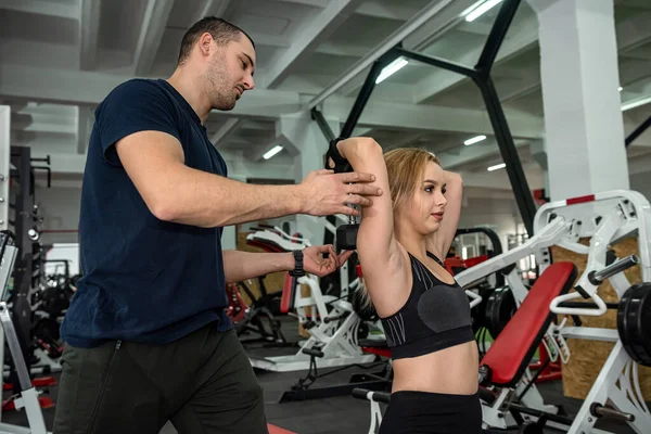 Personal Male Instructor Helping Woman Doing Exercise Heavy Dumbbells Energy — Stock Photo, Image