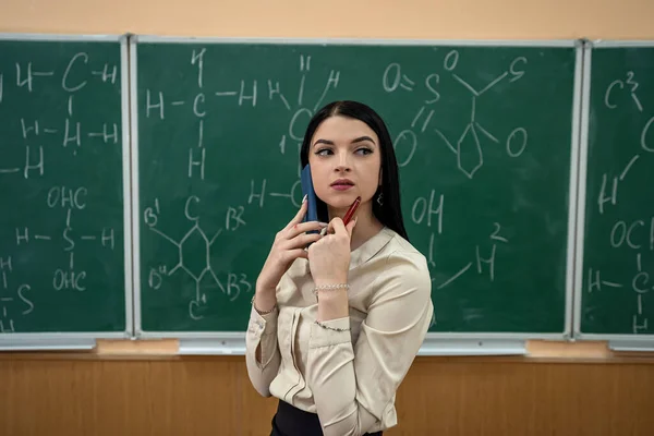 Junge Hübsche Lehrerin Lernt Lektion Chemie Und Steht Neben Tafel — Stockfoto